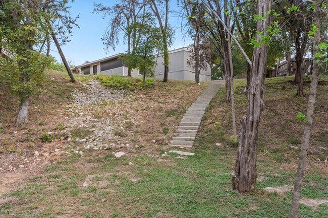 Building Photo - 1611 San Gabriel Ranch Rd