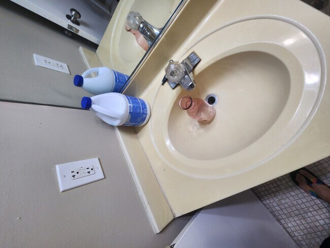 Building Photo - Large  1BR/1.5BA. No minimum Credit Score required!