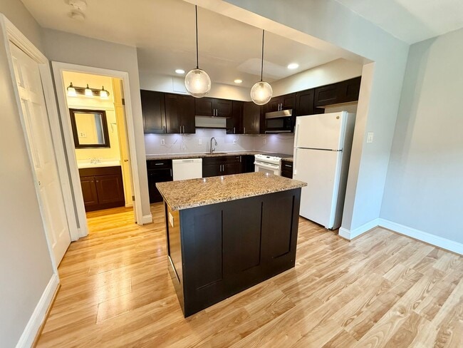 Building Photo - Three bedroom townhouse in beautiful Whitp...