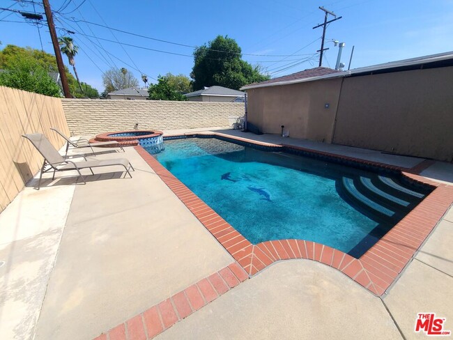 Building Photo - 18133 Lull St