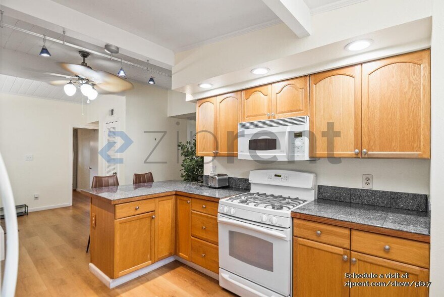 Building Photo - 921 Lakebird Dr