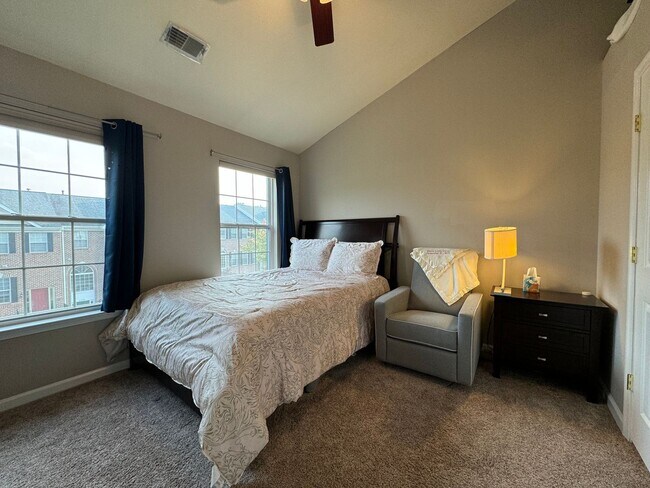 Building Photo - Stunning 3 Bed 3.5 Bath Brick Colonial End-Unit Townhome In Vibrant Kingstowne Community