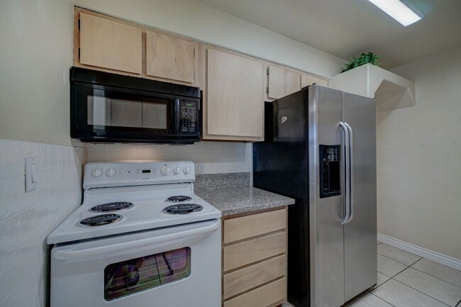 Building Photo - 2133 W Morten Ave