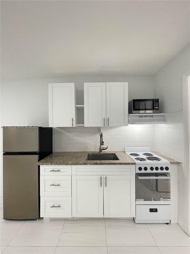 Building Photo - 2300 SW 18th Terrace