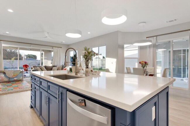 Building Photo - 5-Bedroom Pool & Spa Home in Masterpiece Estates