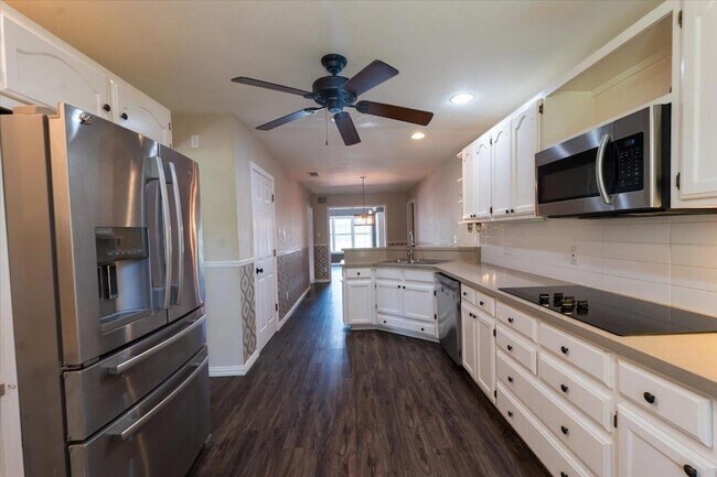 Building Photo - 300 Las Plumas Dr