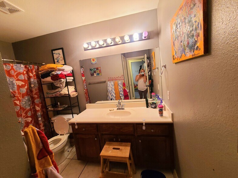 Guest bathroom - 1607 North 15th A Street