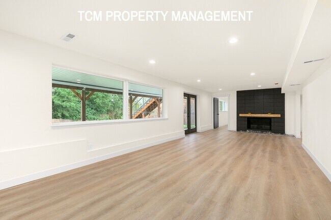 Building Photo - 1121 E Guiberson St