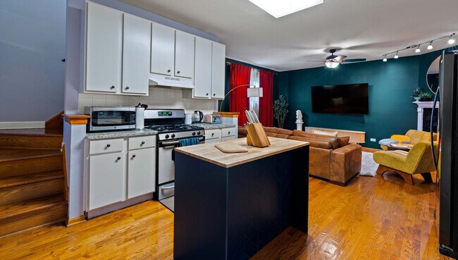 Building Photo - 1418 N Talman Ave
