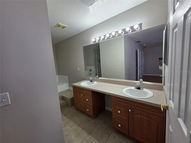 Building Photo - 2419 Fan Palm Dr