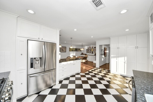 Building Photo - 411 Venice St