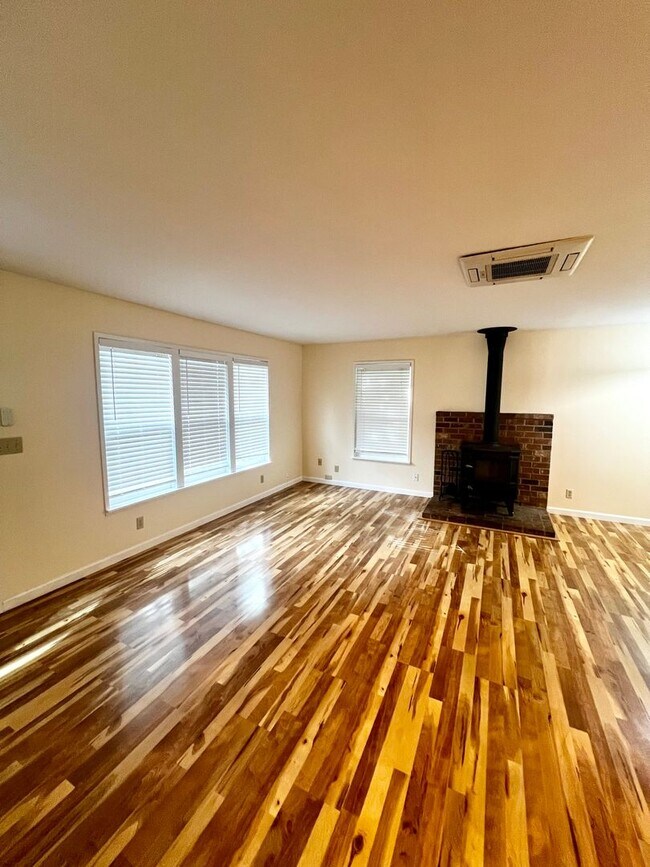 Building Photo - **** Application pending ****