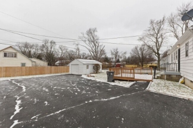 Building Photo - 1950's Charming 3 Bed Available Now!!