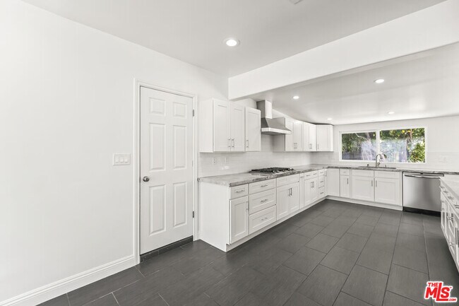 Building Photo - 23046 Leonora Dr
