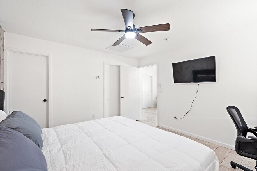 Building Photo - 2302 W Colter St