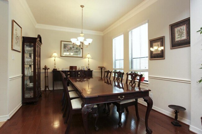 Building Photo - 3030 Royal Oaks Crest