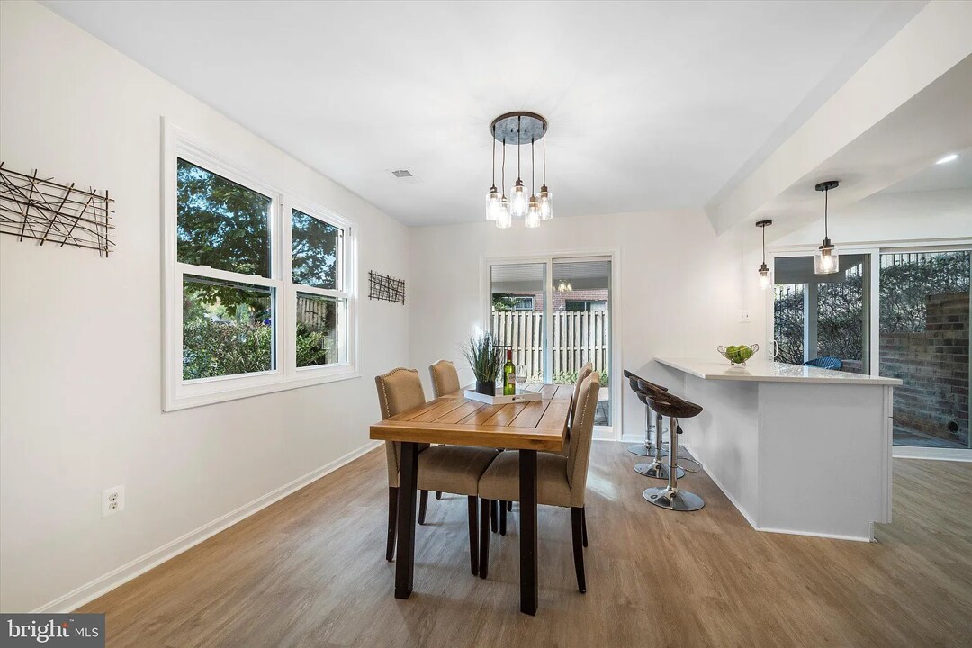 Building Photo - 10116 Dundalk St