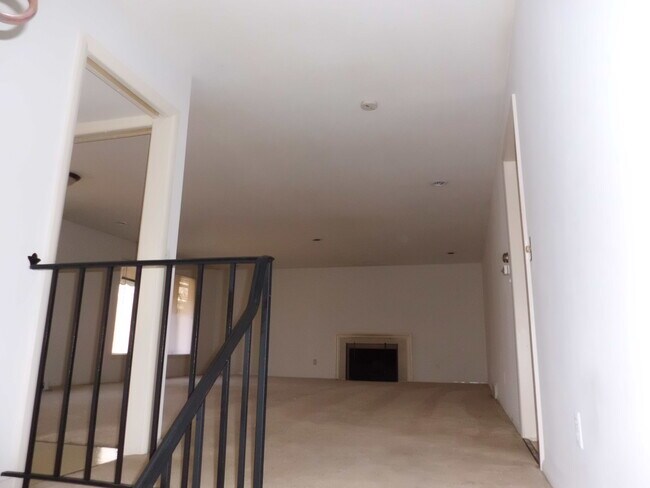 Building Photo - 5218 Malibu Dr