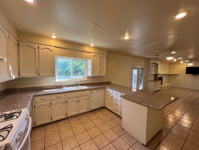 Building Photo - 3 bedroom single story in Manteca!