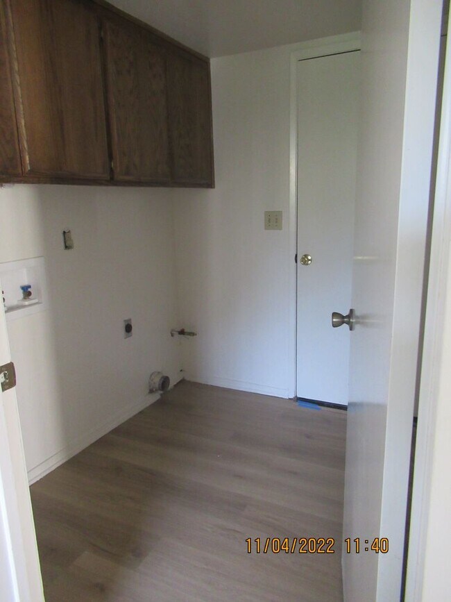 Building Photo - 1220 Iris Ct