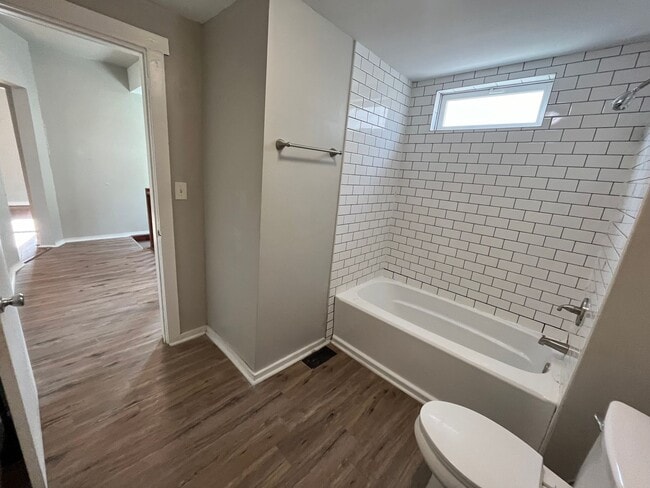 Building Photo - Updated 3bed 2bath