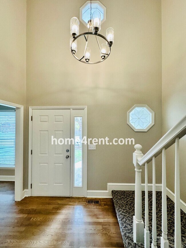 Building Photo - Wonderful Belton Home w/ Wood Floors, Finished Basement and Fenced Yard!