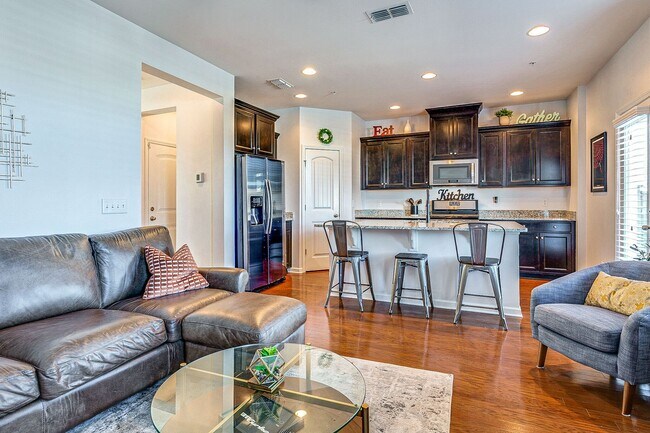 Building Photo - Beautiful 3 Bed, 2/1 Bath Mount Juliet Tow...