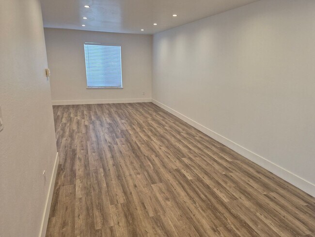 Building Photo - 3 Bedroom 2.5 Bath Carmichael Condo