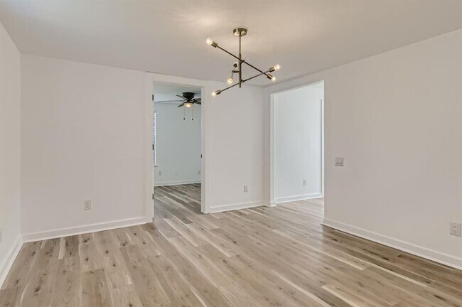 Building Photo - 902 Hackberry St