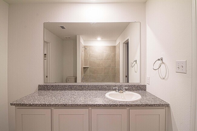 Building Photo - 404 Dewberry Dr