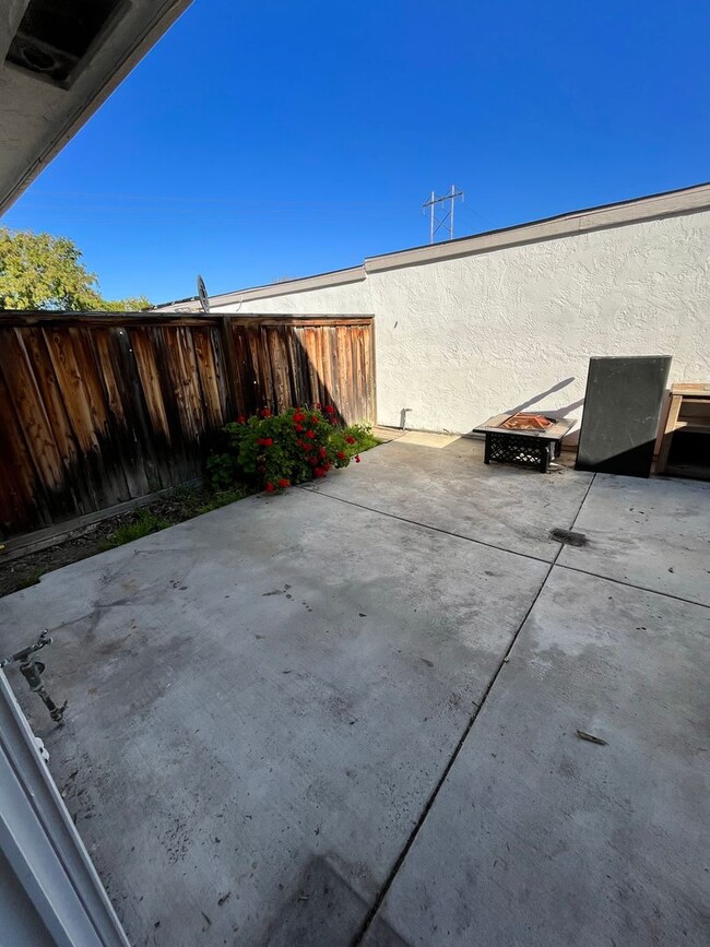 Building Photo - Spacious 3-Bedroom Townhome in Beautiful O...