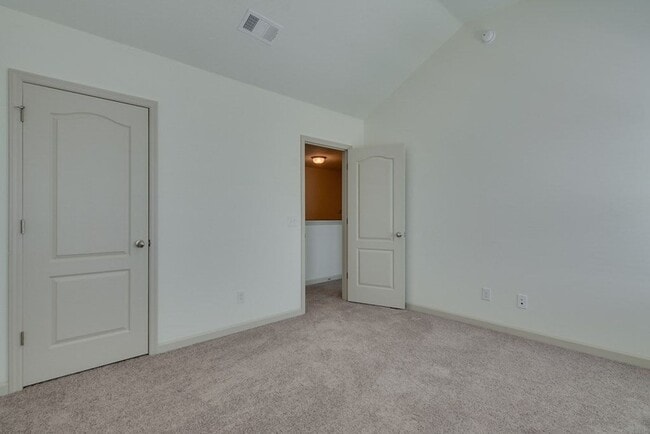 Building Photo - Beautiful End Unit Townhouse