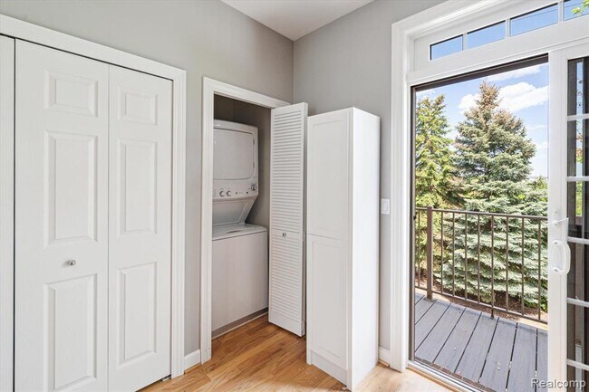 Building Photo - 537 Lewis St