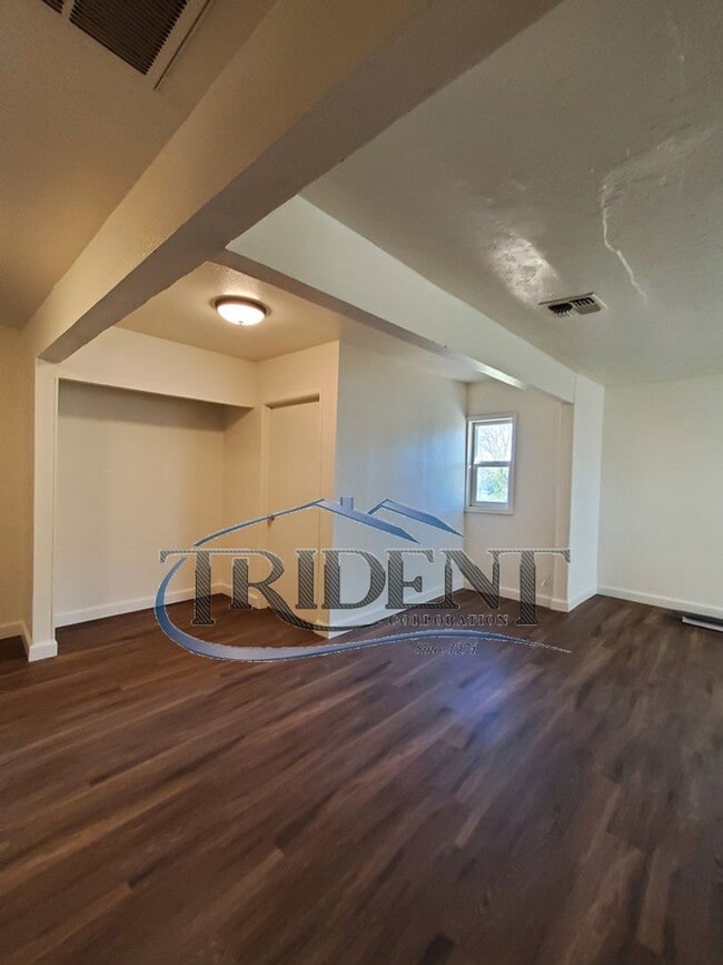 Building Photo - 1825 Sierra Way