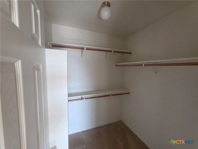 Building Photo - 322 Cedar Ridge Dr