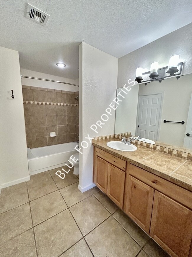 Building Photo - 6490 N Tierra De Las Catalinas