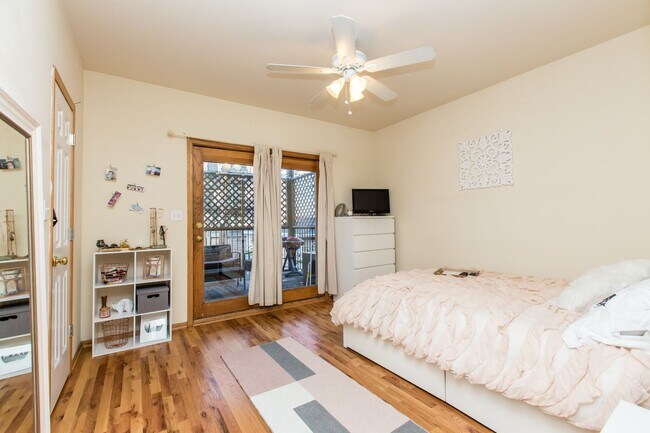 Building Photo - Condo Quality 3Bed/2bath in Wicker Park! In-Unit Laundry! Central Air! Blue Line!