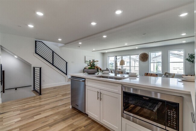 Building Photo - 4701 San Jacinto St