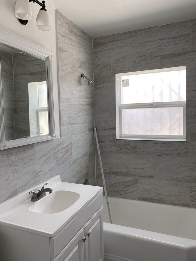 Building Photo - 613 Olson St