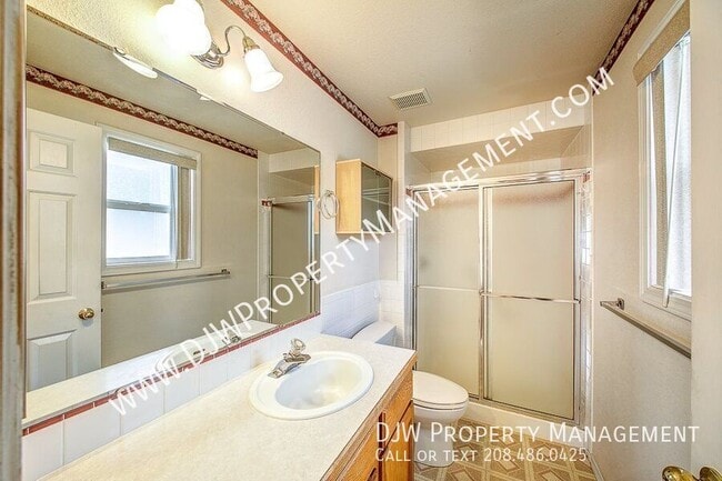 Building Photo - 3075 N Thames Ave