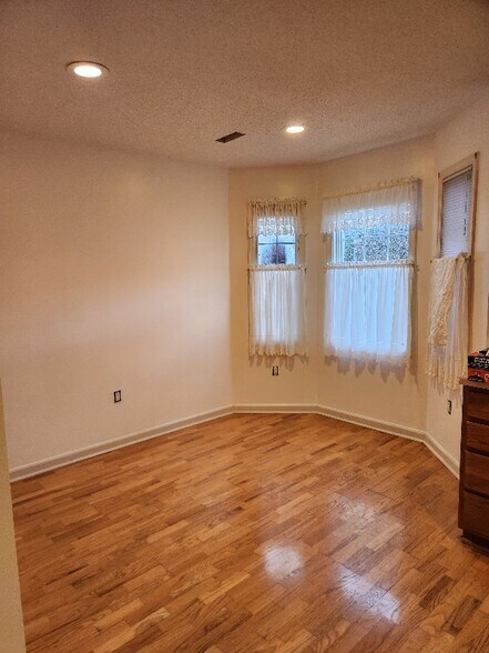 Building Photo - 1105 Estate Dr