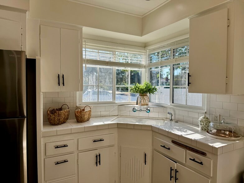 Building Photo - 2754 S Barrington Ave