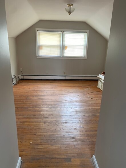 Upstairs Room 2 - 2528 S Annabelle St