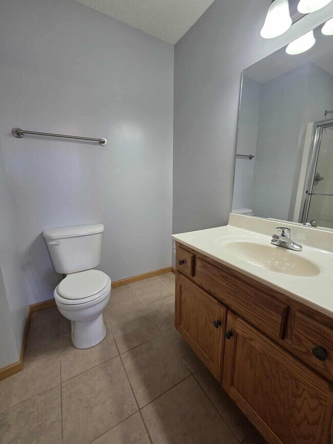 Building Photo - Spacious Town House!!