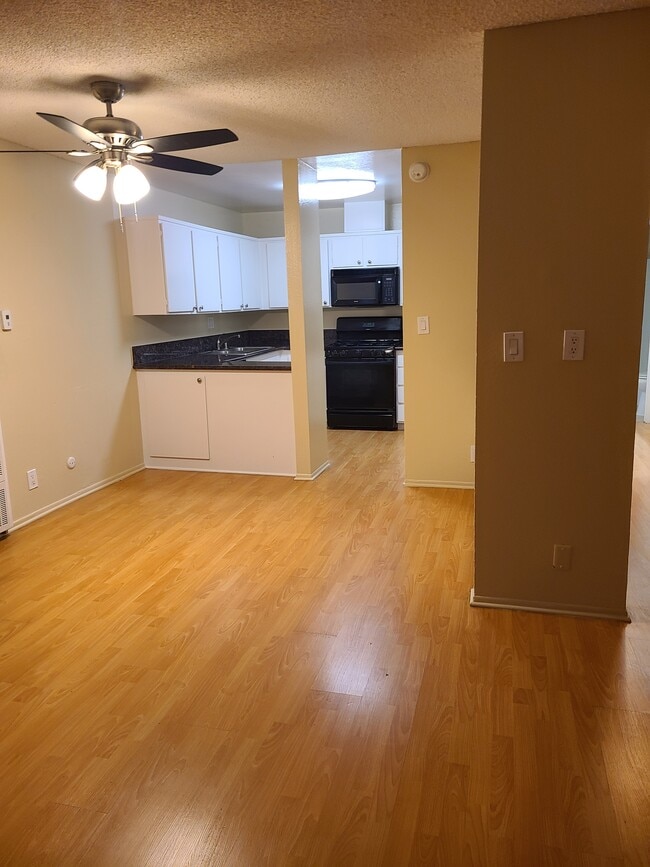 Building Photo - 11110 Moorpark St