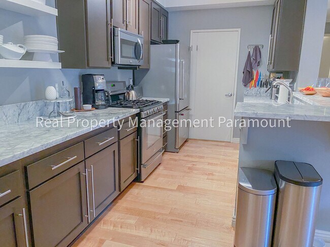 Building Photo - Don't miss out! 2 Bed 2 bath ready to go!