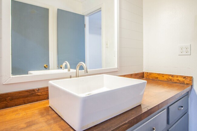 Building Photo - Spacious & Updated 4/2