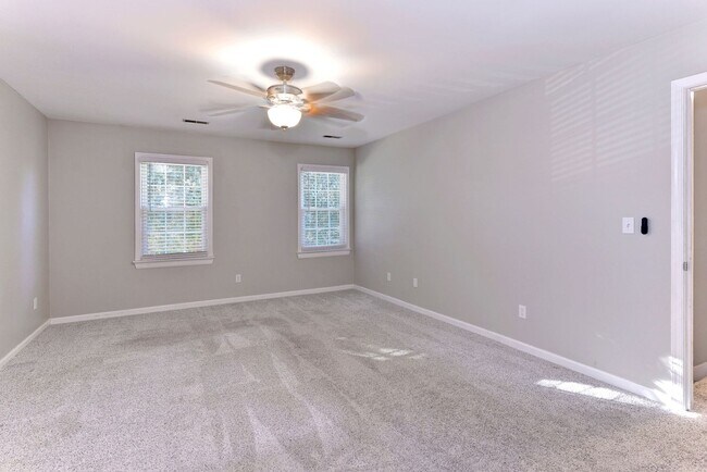 Building Photo - Updated, Spacious, Large Backyard in Newpo...