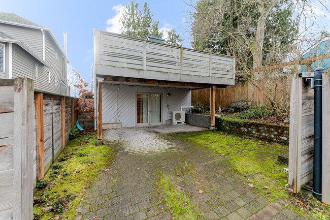 Building Photo - Amazing Custom Home