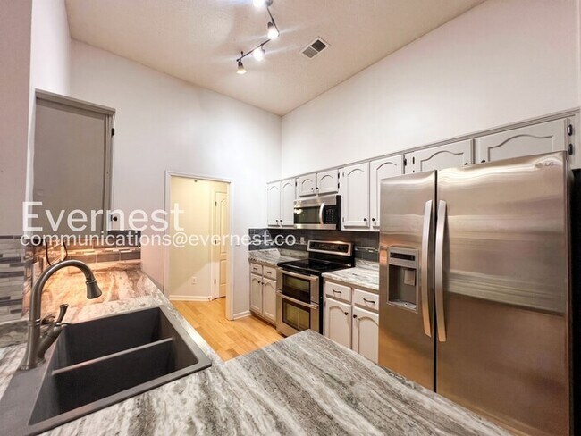 Building Photo - 3 Bed/2 Bath Home with Fenced Yard & Garage / Vouchers Accepted / Available Now!